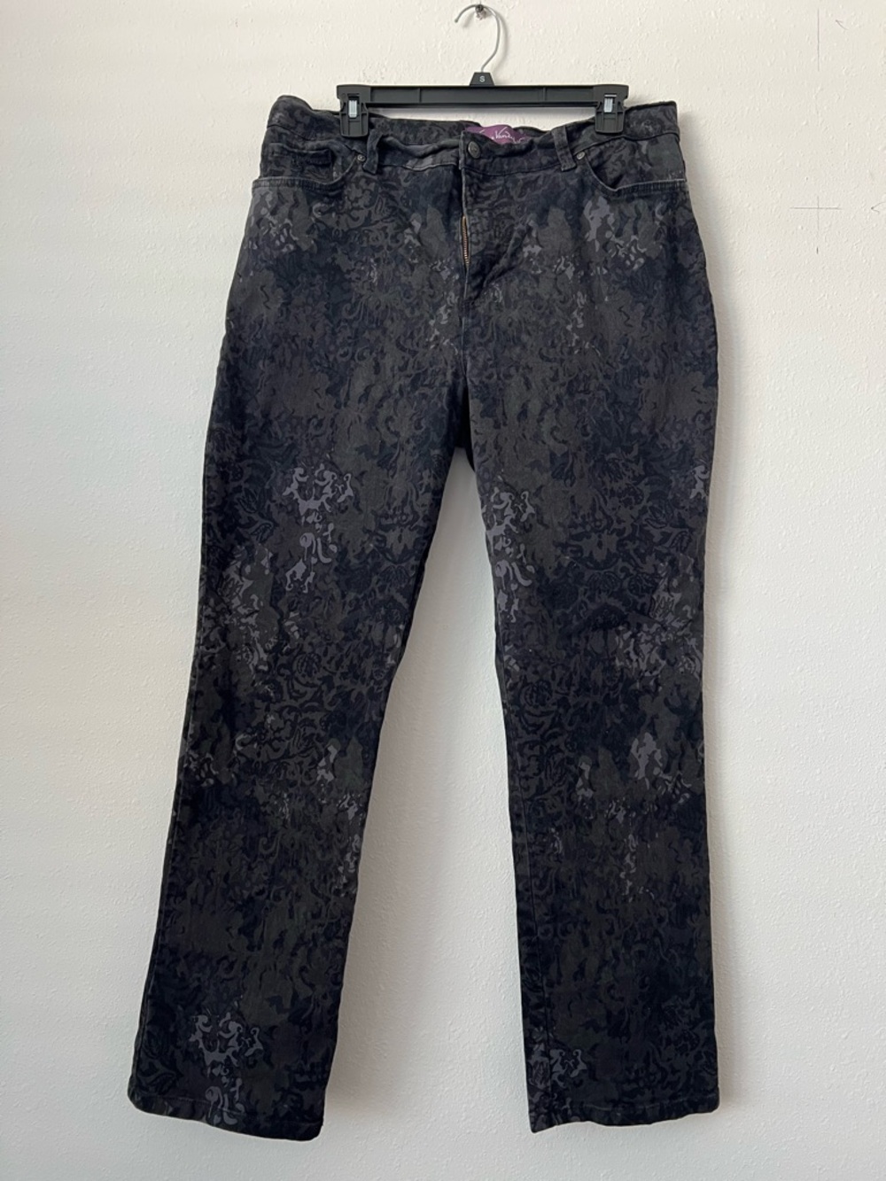 Gloria Vanderbilt Black Jacquard Amanda Straight-Leg Jeans - Picture 2 of 7